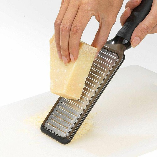 Así es como debes utilizar el rallador de queso para que ningún trozo se  quede pegado